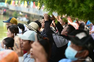 Ngo Boat Racing Festival Lights Up Nhieu Loc - Thi Nghe Canal - image 7