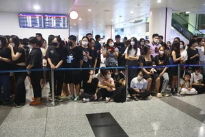 Thousands of Vietnamese Fans Gather at Noi Bai Airport to Welcome Blackpink - image 16