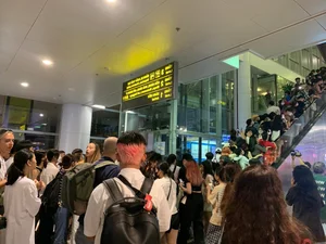 Thousands of Vietnamese Fans Gather at Noi Bai Airport to Welcome Blackpink - image 3