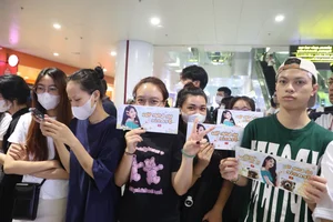 Thousands of Vietnamese Fans Gather at Noi Bai Airport to Welcome Blackpink - image 1
