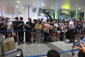 Thousands of Vietnamese Fans Gather at Noi Bai Airport to Welcome Blackpink - image 9