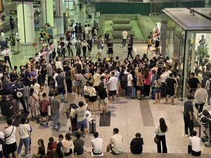 Thousands of Vietnamese Fans Gather at Noi Bai Airport to Welcome Blackpink - image 10