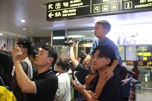 Thousands of Vietnamese Fans Gather at Noi Bai Airport to Welcome Blackpink - image 11