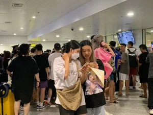 Thousands of Vietnamese Fans Gather at Noi Bai Airport to Welcome Blackpink - image 2