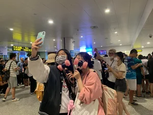 Thousands of Vietnamese Fans Gather at Noi Bai Airport to Welcome Blackpink - image 5