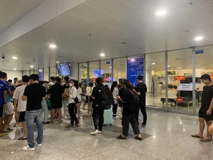 Thousands of Vietnamese Fans Gather at Noi Bai Airport to Welcome Blackpink - image 15