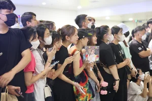 Thousands of Vietnamese Fans Gather at Noi Bai Airport to Welcome Blackpink - image 4