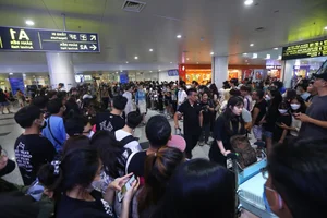 Thousands of Vietnamese Fans Gather at Noi Bai Airport to Welcome Blackpink - image 6