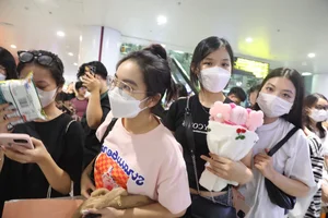Thousands of Vietnamese Fans Gather at Noi Bai Airport to Welcome Blackpink - image 17