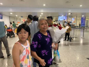 Thousands of Vietnamese Fans Gather at Noi Bai Airport to Welcome Blackpink - image 14