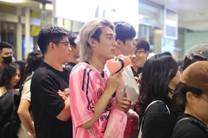 Thousands of Vietnamese Fans Gather at Noi Bai Airport to Welcome Blackpink - image 13