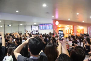 Thousands of Vietnamese Fans Gather at Noi Bai Airport to Welcome Blackpink - image 7