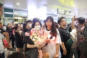 Thousands of Vietnamese Fans Gather at Noi Bai Airport to Welcome Blackpink - image 8