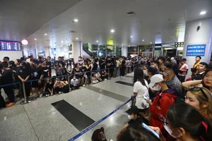 Thousands of Vietnamese Fans Gather at Noi Bai Airport to Welcome Blackpink - image 0