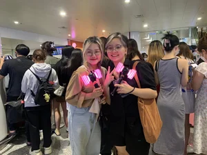 Thousands of Vietnamese Fans Gather at Noi Bai Airport to Welcome Blackpink - image 18