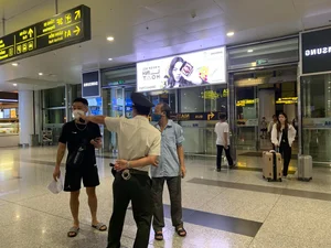 Thousands of Vietnamese Fans Gather at Noi Bai Airport to Welcome Blackpink - image 12