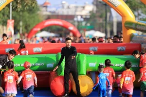 Kun Marathon Hai Phong: 1,500 Young Runners Brave the Track - image 9