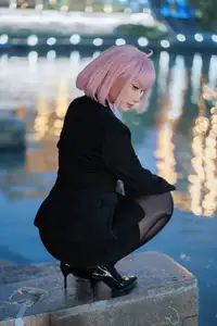 Coser Cien HamanOL: Captivating Pink-Haired Office Lady Cosplay by the City Lights - image 12