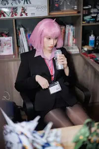 Coser Cien HamanOL: Captivating Pink-Haired Office Lady Cosplay by the City Lights - image 17