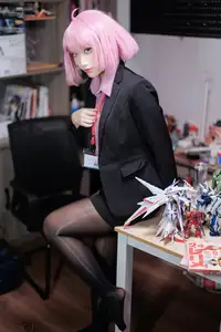 Coser Cien HamanOL: Captivating Pink-Haired Office Lady Cosplay by the City Lights - image 4