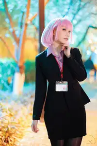Coser Cien HamanOL: Captivating Pink-Haired Office Lady Cosplay by the City Lights - image 7
