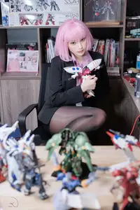 Coser Cien HamanOL: Captivating Pink-Haired Office Lady Cosplay by the City Lights - image 5
