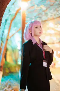 Coser Cien HamanOL: Captivating Pink-Haired Office Lady Cosplay by the City Lights - image 2