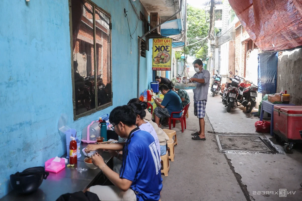 The Unique Rope-Dropping Hu Tieu Noodle Shop in Ho Chi Minh City