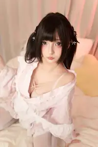 Coser Kagurazaka Mafuyu - Yukata Maid: Sweet Charm and Allure on Bed - image 3
