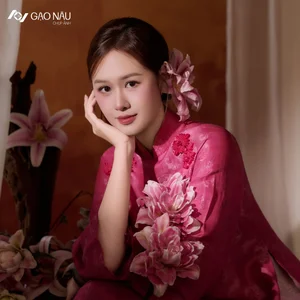 Timeless Grace: Elegant Vietnamese Ao Dai Style - image 0