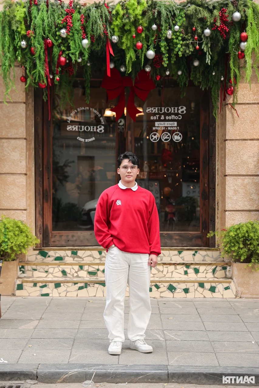 Festive Fashion: Young Women Celebrate Christmas in Style Across Hanoi's Iconic Landmarks