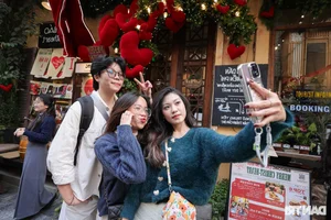 Festive Fashion: Young Women Celebrate Christmas in Style Across Hanoi's Iconic Landmarks - image 1