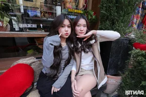 Festive Fashion: Young Women Celebrate Christmas in Style Across Hanoi's Iconic Landmarks - image 3