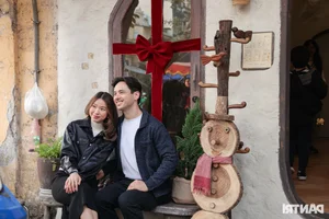 Festive Fashion: Young Women Celebrate Christmas in Style Across Hanoi's Iconic Landmarks - image 9