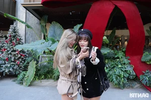 Festive Fashion: Young Women Celebrate Christmas in Style Across Hanoi's Iconic Landmarks - image 6