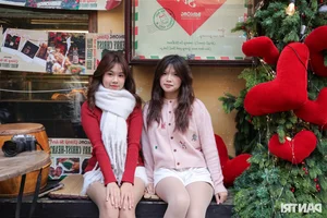 Festive Fashion: Young Women Celebrate Christmas in Style Across Hanoi's Iconic Landmarks - image 4