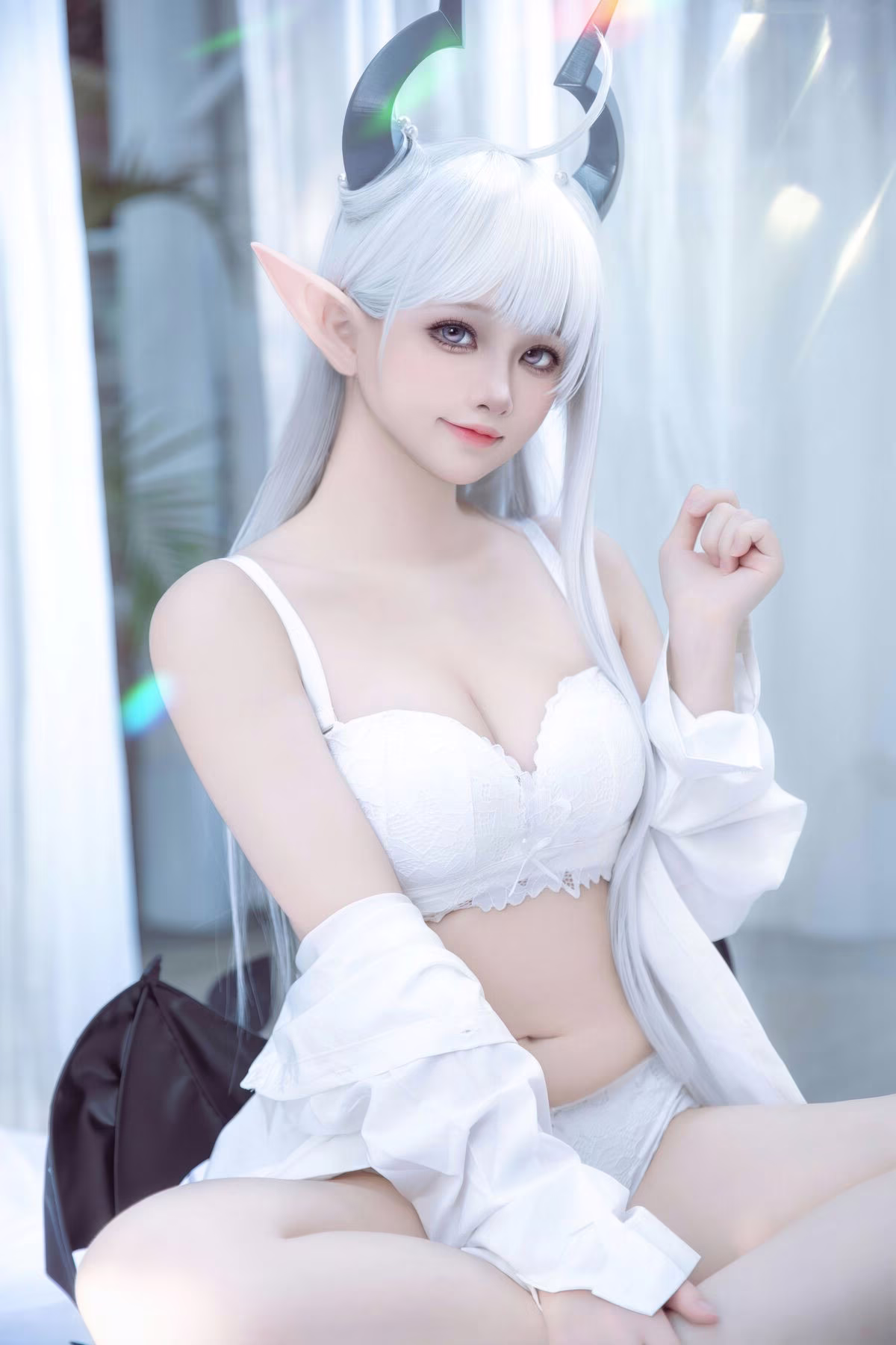 Coser Yu Yu Transforms into Altima Tia: Ethereal White Fantasy Beauty (40P)