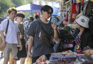 Tourists Flock to Ben Thanh Market for Lunar New Year Shopping in Ho Chi Minh City - image 3