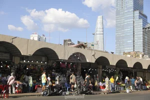 Tourists Flock to Ben Thanh Market for Lunar New Year Shopping in Ho Chi Minh City - image 6