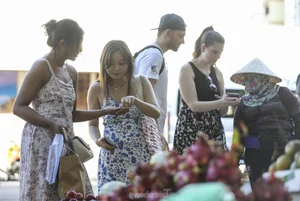 Tourists Flock to Ben Thanh Market for Lunar New Year Shopping in Ho Chi Minh City - image 9