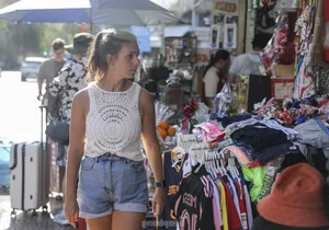 Tourists Flock to Ben Thanh Market for Lunar New Year Shopping in Ho Chi Minh City - image 10