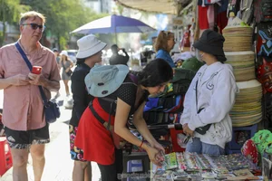 Tourists Flock to Ben Thanh Market for Lunar New Year Shopping in Ho Chi Minh City - image 13