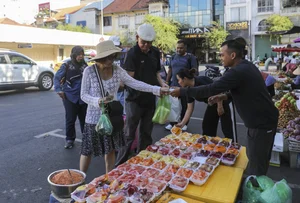 Tourists Flock to Ben Thanh Market for Lunar New Year Shopping in Ho Chi Minh City - image 2