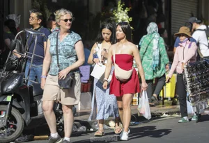 Tourists Flock to Ben Thanh Market for Lunar New Year Shopping in Ho Chi Minh City - image 8