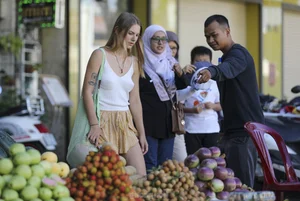 Tourists Flock to Ben Thanh Market for Lunar New Year Shopping in Ho Chi Minh City - image 12