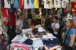 Tourists Flock to Ben Thanh Market for Lunar New Year Shopping in Ho Chi Minh City - image 7