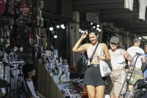 Tourists Flock to Ben Thanh Market for Lunar New Year Shopping in Ho Chi Minh City - image 11