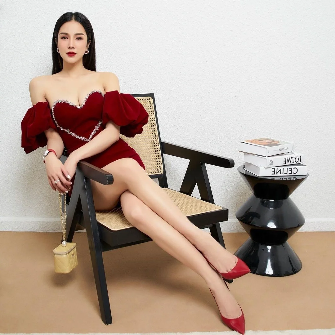 Bold and Seductive Style of Toc Tien, Diep Lam Anh and Famous Year of the Snake Stars