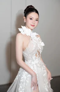 Bold and Seductive Style of Toc Tien, Diep Lam Anh and Famous Year of the Snake Stars - image 4