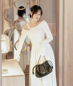 Bold and Seductive Style of Toc Tien, Diep Lam Anh and Famous Year of the Snake Stars - image 1